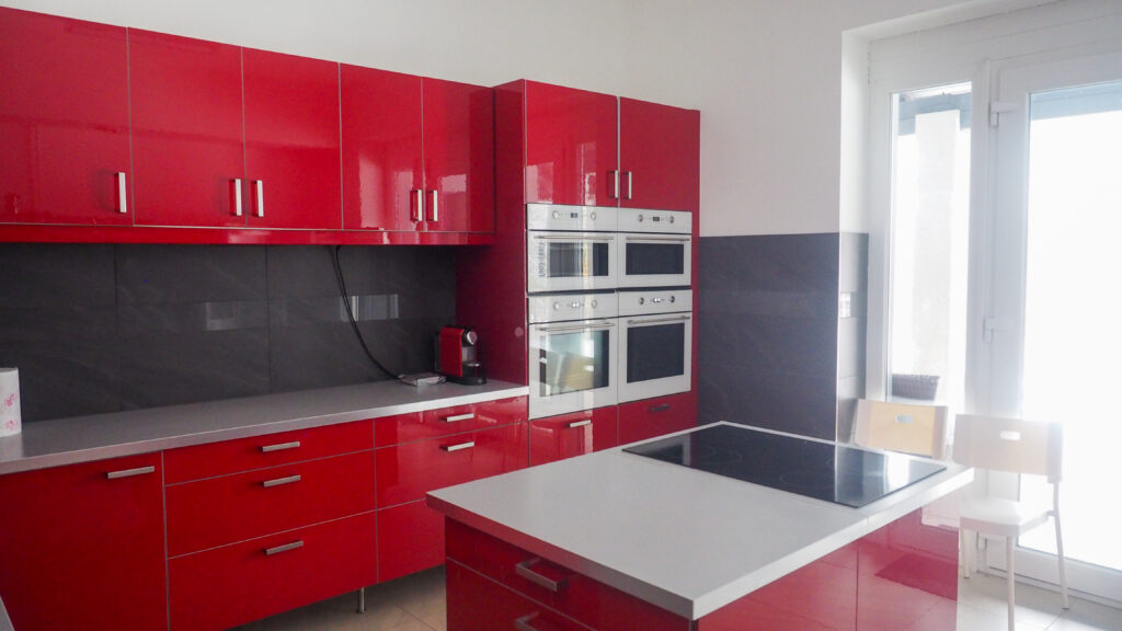 Tágas, modern, felszerelt konyha