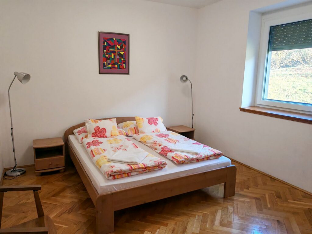 Franciaágyas szoba kilátással a kertre