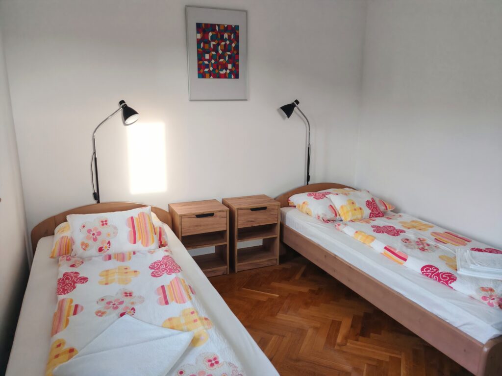 Szilvavirág szoba két egyszemélyes ággyal