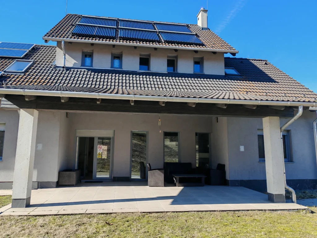 Kertre néző hátsó terasz